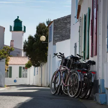 Explore the islands by bike!