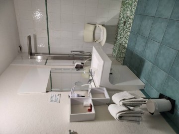 salle de bain adaptée aux personnes à mobilité réduite (PMR)