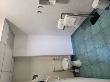 salle de bain adaptée aux personnes à mobilité réduite (PMR)